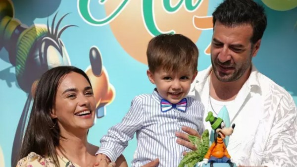 Ünlü çiftten mutlu aile pozu...